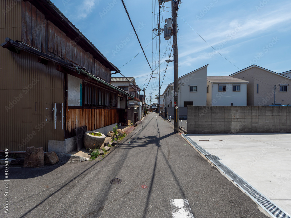 大阪の住宅密集地と道路の風景