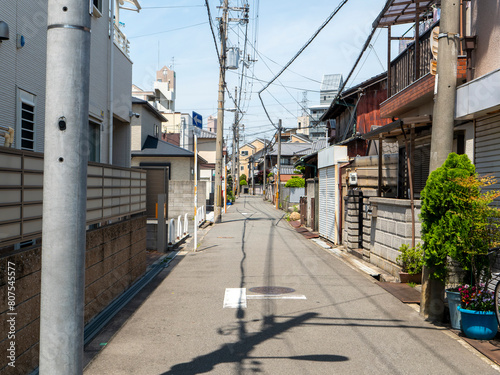 大阪の住宅密集地と道路の風景 © しょこまろん