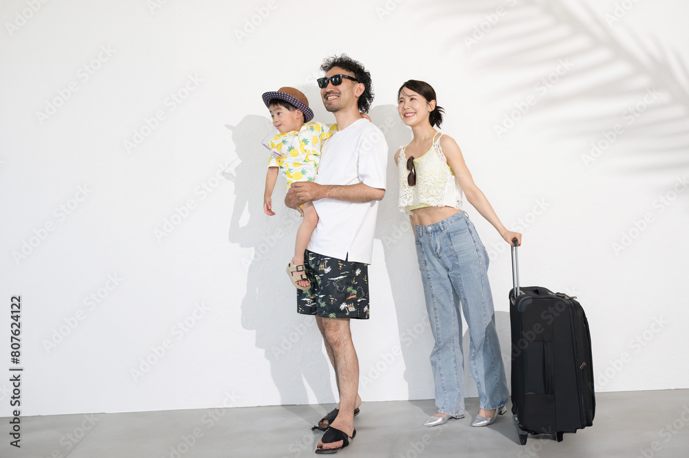 家族で夏休みのバカンス(海外旅行やビーチやリゾート)などへ行くサングラスをかけたかわいい親子のイメージ イェ~海に行くぞ!!の全身 家族で夏休みのバカンス(海外旅行やビーチやリゾート)などへ行くサングラスをかけたかわいい親子のイメージ イェ~海に行くぞ!!の全身