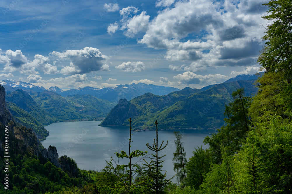 Obraz premium Traunsee im Salzkammergut in Oberösterreich vom Berg mit Blick auf den See und den Bergen