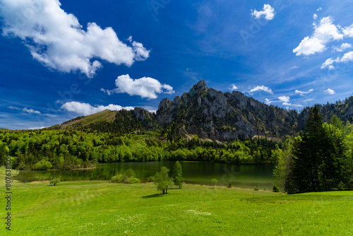 Traunsee im Salzkammergut in Ober  sterreich vom Berg mit Blick auf den See und den Bergen