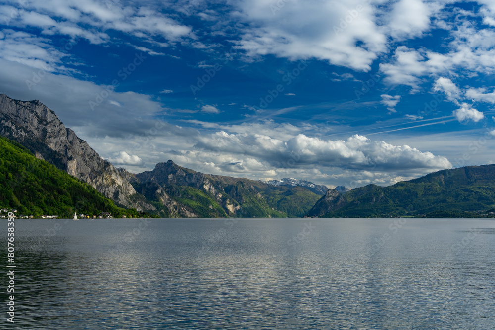 Traunsee im Salzkammergut in Oberösterreich vom Berg mit Blick auf den See und den Bergen Traunsee im Salzkammergut in Oberösterreich vom Berg mit Blick auf den See und den Bergen