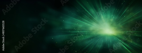 Ausbruch aus grünem Licht, abstrakte schöne Lichtstrahlen auf dunkelgrünem Hintergrund, goldgrün funkelnder Hintergrund mit Kopierraum photo