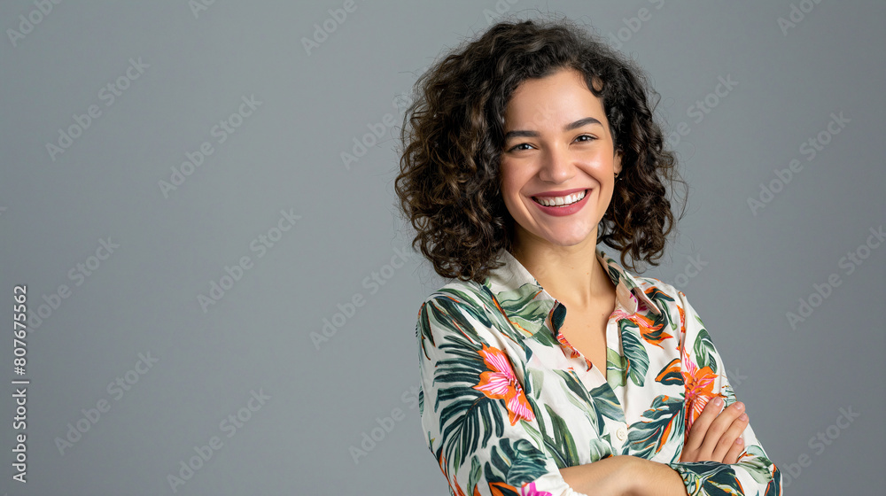 Heureuse jeune femme, d'affaires professionnelle souriante et confiante portant une chemise beige, une femme cadre assez élégante regardant la caméra, debout, les bras croisés isolés sur fond gris Heureuse jeune femme, d'affaires professionnelle souriante et confiante portant une chemise beige, une femme cadre assez élégante regardant la caméra, debout, les bras croisés isolés sur fond gris