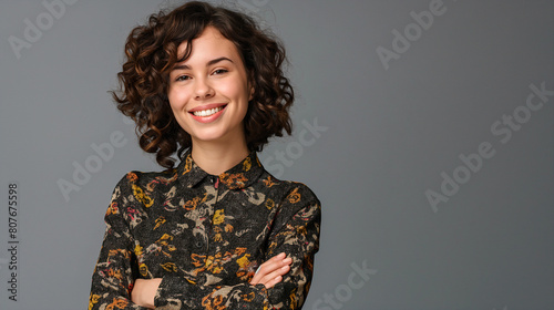 Heureuse jeune femme, d'affaires professionnelle souriante et confiante portant une chemise beige, une femme cadre assez élégante regardant la caméra, debout, les bras croisés isolés sur fond gris photo