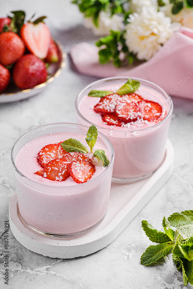 Panna cotta with strawberries and mint Panna cotta with strawberries and mint