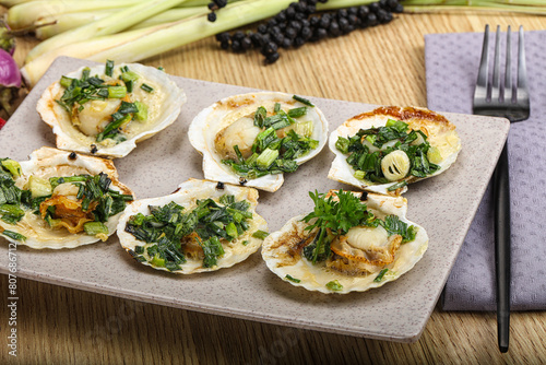 Grilled scallops with green onion