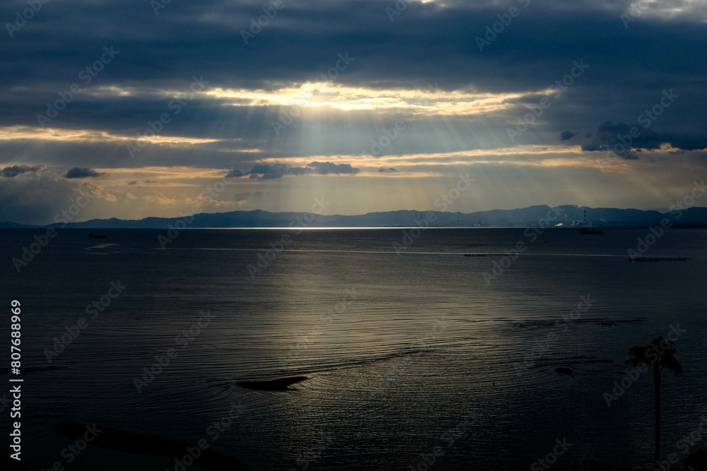 Fototapeta premium 雲の隙間から海へ落ちてくる光