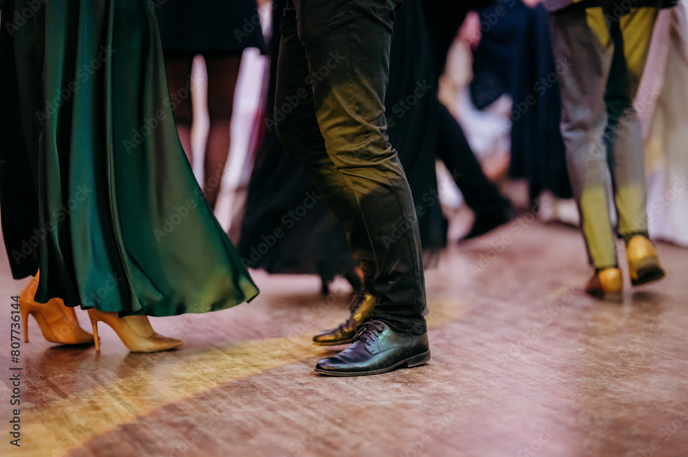 Nogi tańczących osób