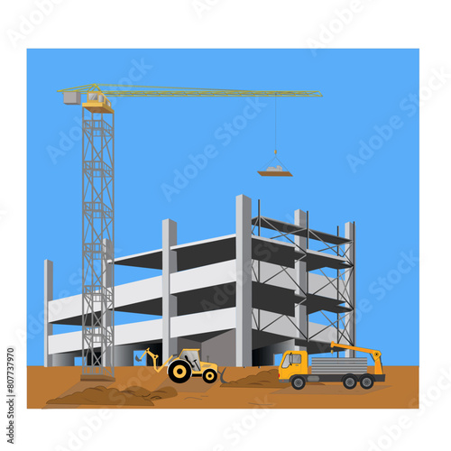 Immeuble en construction avec grue et matériel  de travaux publics sur fond de ciel bleu