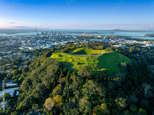 Bild auf Leinwand Aerial: mt eden volcano at dusk, Auckland, New Zealand