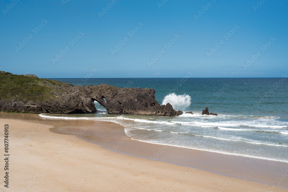 Ola chocando con roca en playa de Asturias Ola chocando con roca en playa de Asturias