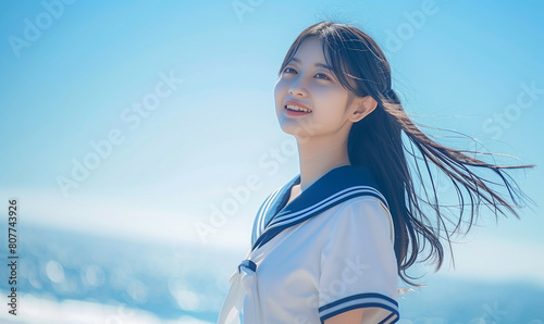 海辺にいるセーラー服の少女