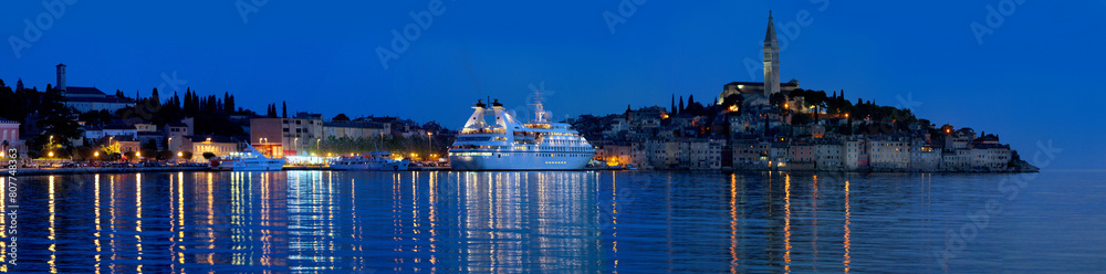 Naklejka premium Rovinj Altstadt mit Kreuzfahrtschiff im Hafen bei Nacht, Istrien, Kroatien, Europa, Panorama