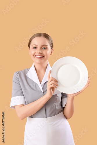 Young waitress with empty p...