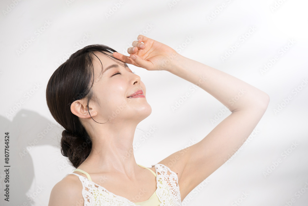 Summer beauty image Young women concerned about the sun's ultraviolet rays Natsumi White who doesn't burn and whitening image Close your eyes Summer beauty image Young women concerned about the sun's ultraviolet rays Natsumi White who doesn't burn and whitening image Close your eyes