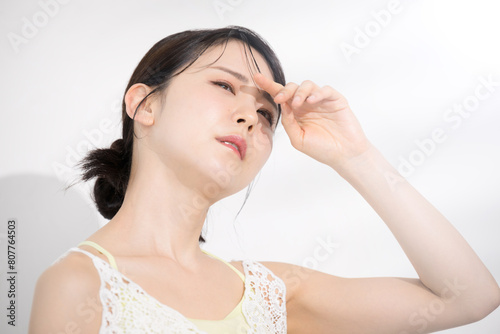 Summer beauty image Young women concerned about the sun's ultraviolet rays Natsumi White who doesn't burn or whiten her face Dazzling troubled face photo