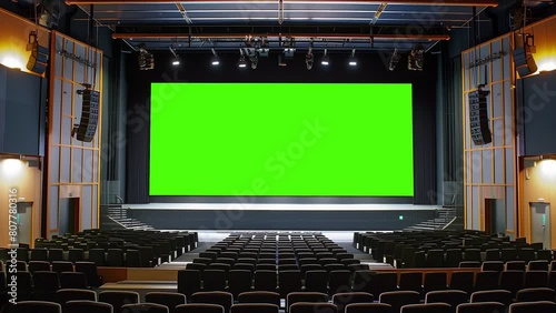 empty cinema hall, 
layar hijau di panggung yang megah
green screen on a magnificent stage photo