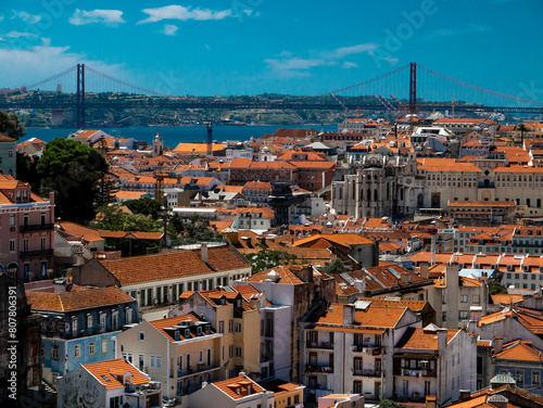Lisboa con el puente 25 de julio sobre el rio Tajo