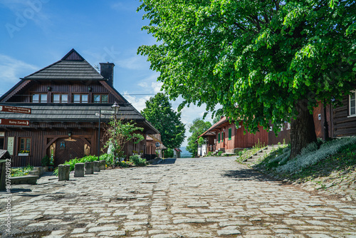 Drewniana zabudowa i brukowane ulice we wsi Lanckorona w województwie małopolskim w Polsce. Drewniane domy powstały w dziewiętnastym wieku.  © Franciszek