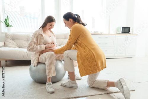 Young pregnant woman sittin...