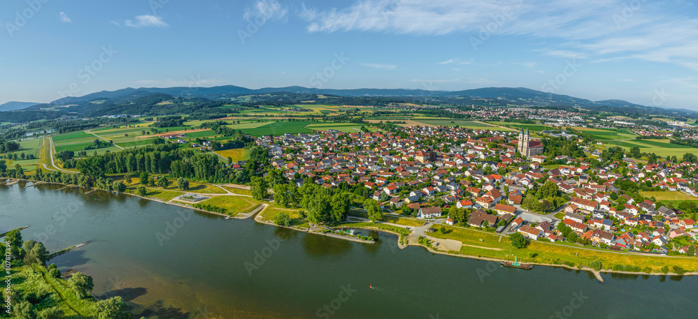 Sonniger Sommerabend an der niederbayerischen Donau bei Niederalteich Sonniger Sommerabend an der niederbayerischen Donau bei Niederalteich