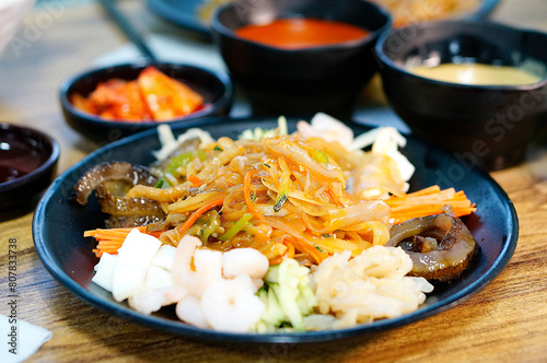 중화요리 식당에서 잡채밥을 주문 후 테이블 위에 놓여 있는 모습