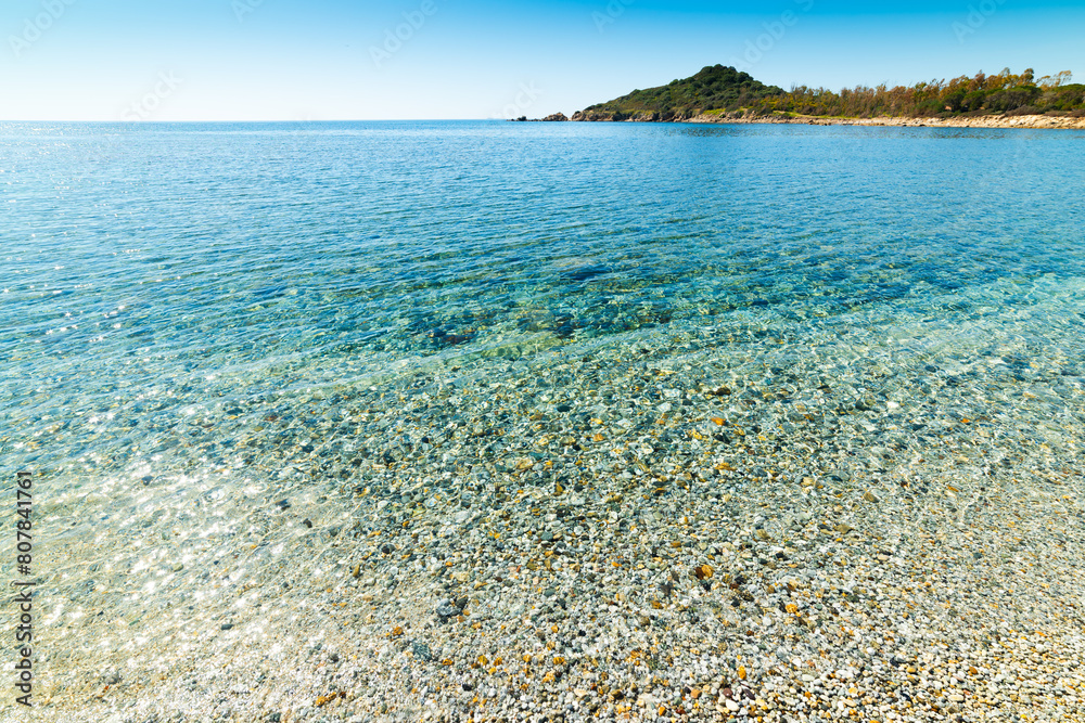 Obraz premium Clear water and pebbles in a beach in springtime