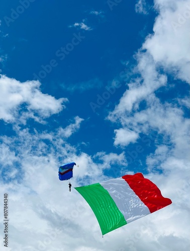 paracadutista tiene in mano la bandiera tricolore italiana