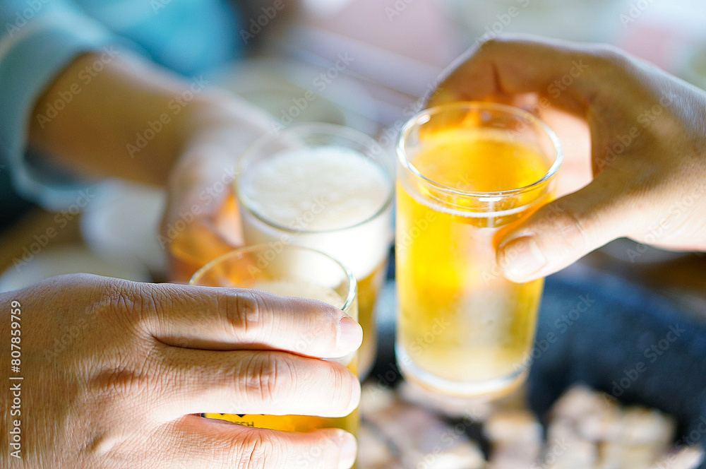 세 사람이 맥주 잔을 들고 건배하는 모습 세 사람이 맥주 잔을 들고 건배하는 모습