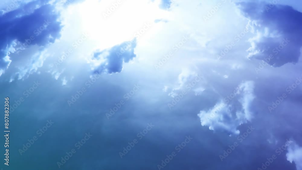 stimmungsvoller blauer Himmel mit vorbeiziehenden Wolken im Zeitraffer, Sonne, Himmel mit Wolken, Lichtschein