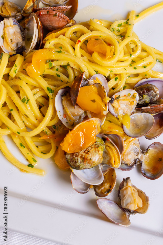 Spaghetti con sugo di vongole veraci, prezzemolo e pomodori gialli ...