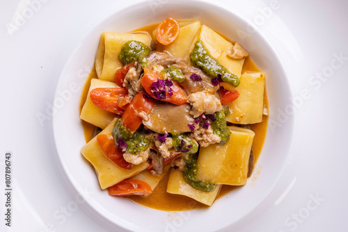 Piatto di Paccheri napoletani con funghi, salsiccia, pesto e pomodori serviti in un ristorante elegante come primo piatto © Vincenzo VAD