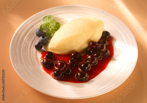 Griesspudding, Fruchtsauce, Dessert, Deutschland, nocke,  © Kossmann / Plutat