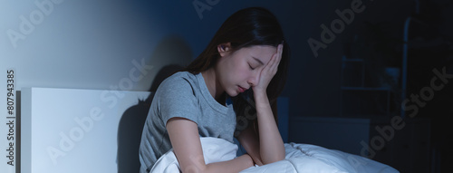 Foto Anxiety disorder on insomnia woman concept, sleepless Woman open eye awakening on the bed at night time can't sleep from symptom of depression diseased