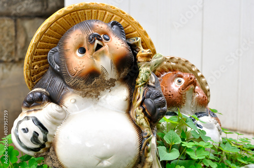 信楽焼の狸（たぬきの置物）