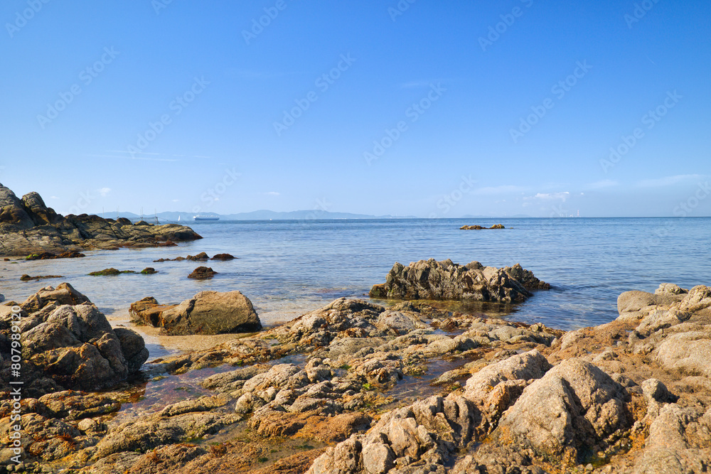 ゴツゴツした岩の潮溜りの透き通った青い海 ゴツゴツした岩の潮溜りの透き通った青い海