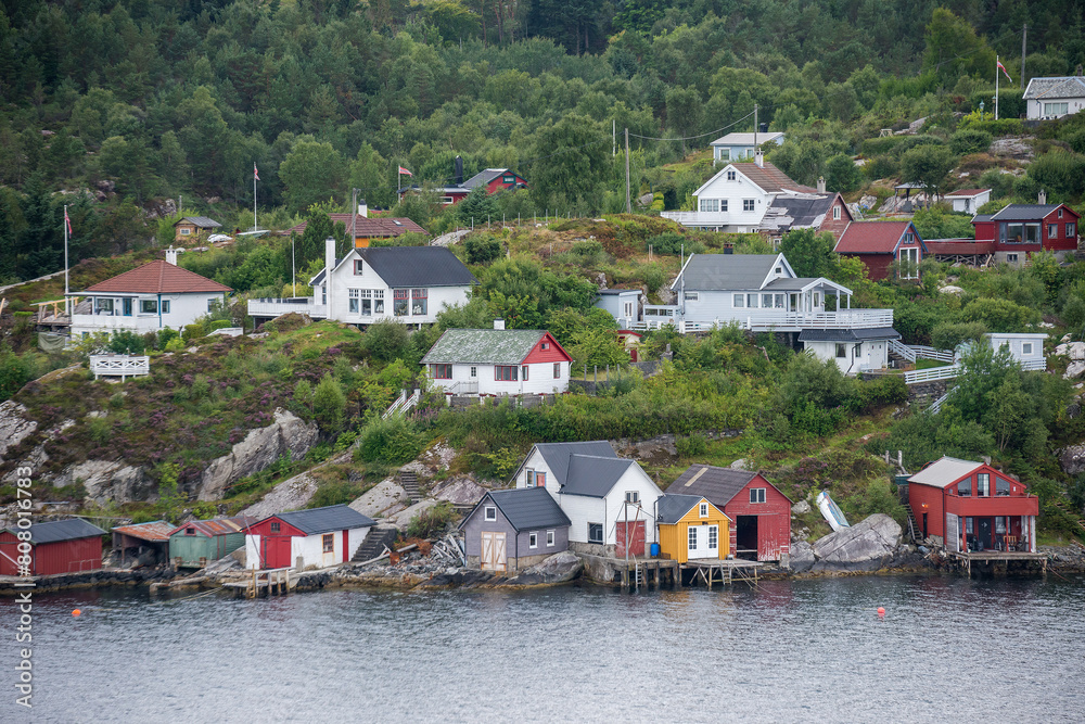 Cabañas y casas de madera a orillas de los fiordos noruegos