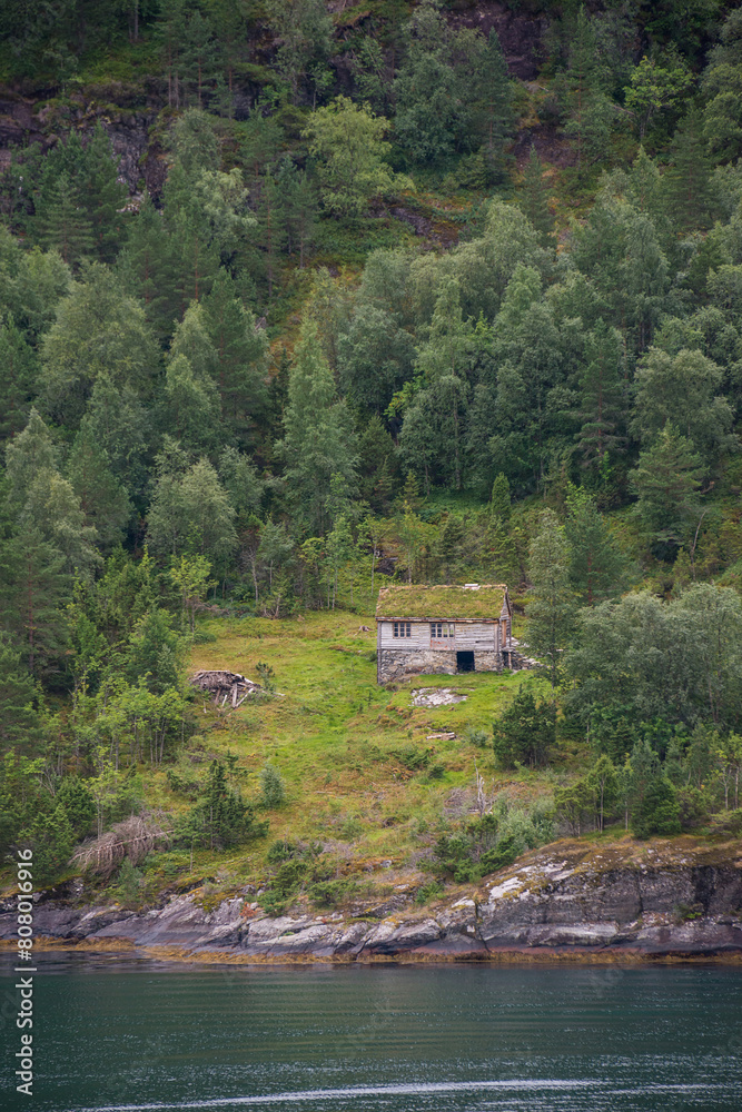 Paisaje con antigua casa de madera en los fiordos noruegos 