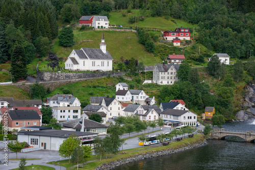 Ciudad costera de Hellesylt en los fiordos de Noruega