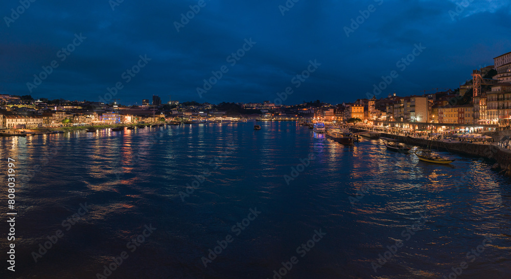 Obraz premium Twilight view of the Douro river and cityscape in Porto, Portugal