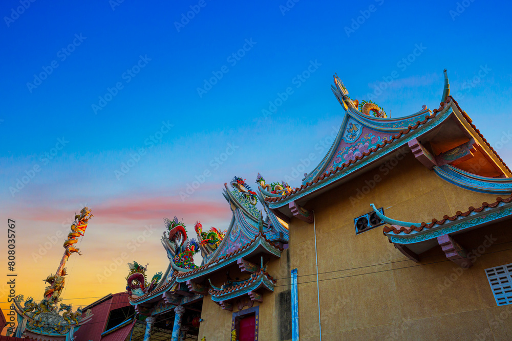 Obraz premium Chinese shrine building,Dragon statue is a beautiful Thai and Chinese architecture of Nachas sa thai chute shrine, naja