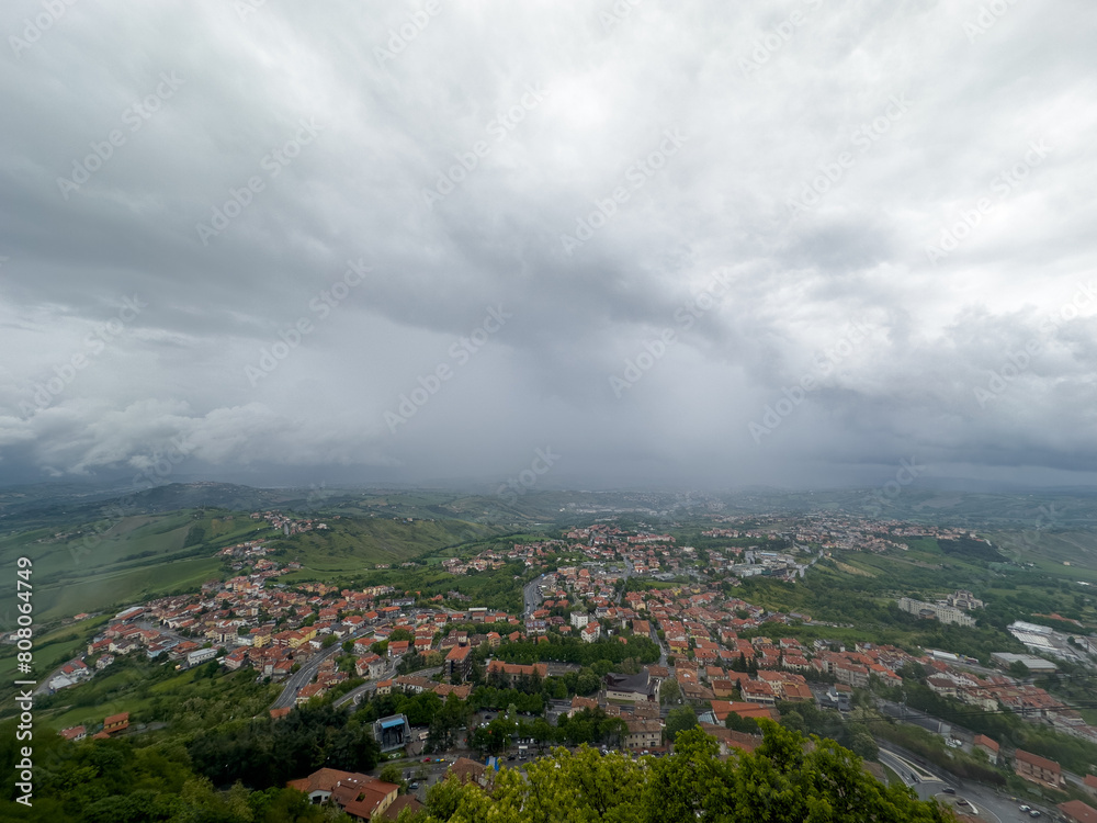 Obraz premium panorama San Marino w pochmurny dzień