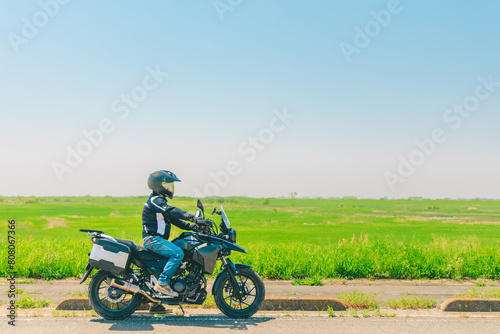 草原の中を走るバイク