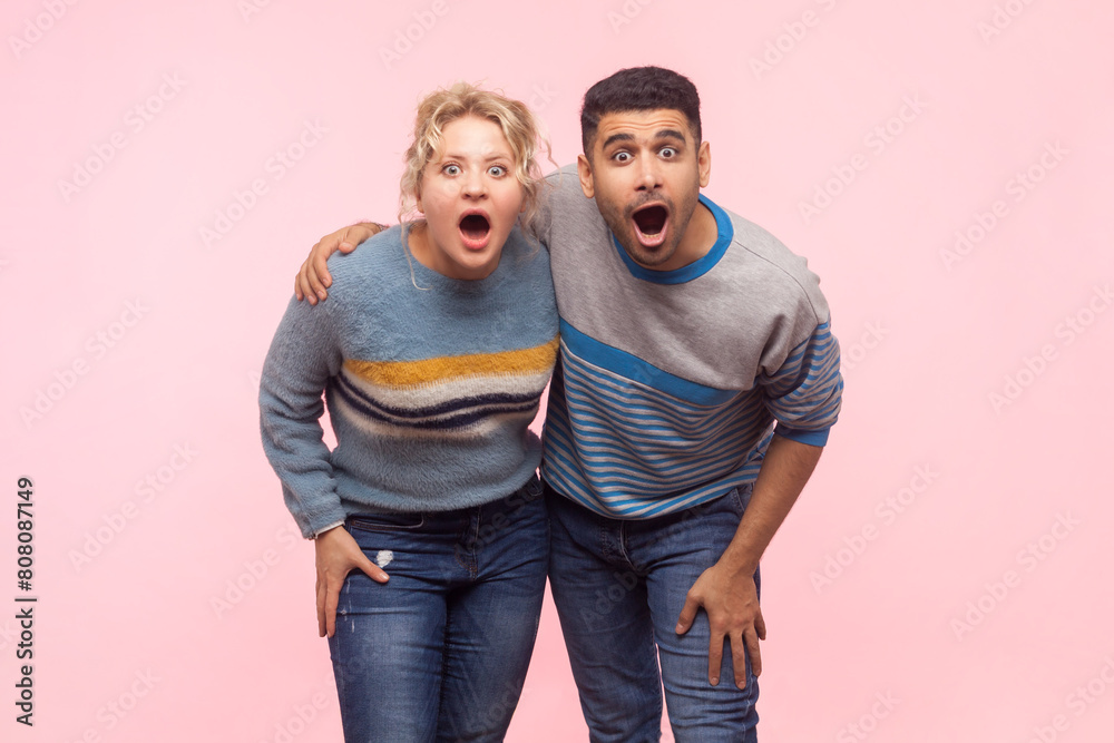 Φωτογραφία Portrait of amazed couple woman and man keeping mouths open looking with big eyes expressing shock funny faces