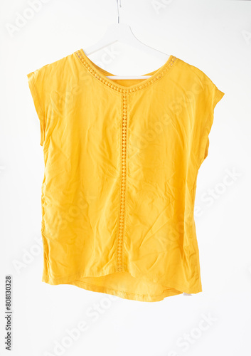 Blusa amarilla en percha