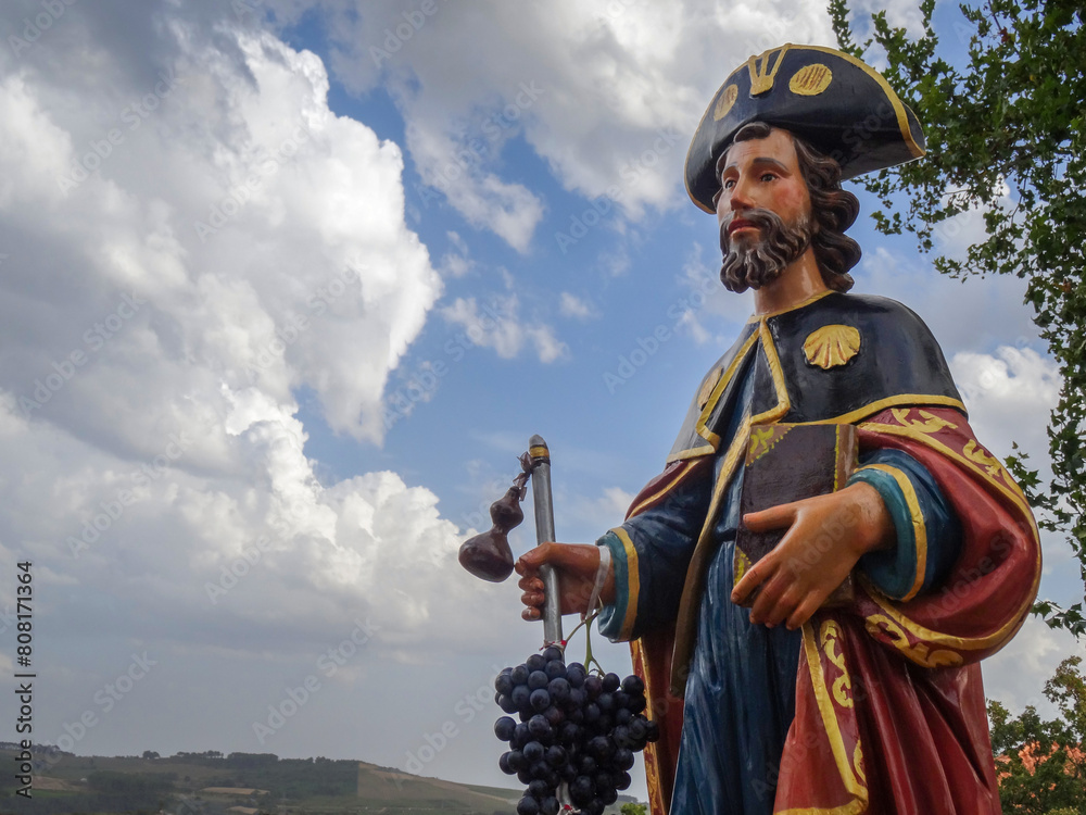 Obraz premium Imagem solene de São Tiago Maior, ornada num andor e acompanhada da uva e da cabaça, nas festividades tradicionais de verão