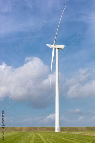 Groene energie opgewekt door een windmolen of windturbine als alternatieve energiebron photo