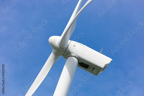 Groene energie opgewekt door een windmolen of windturbine als alternatieve energiebron photo
