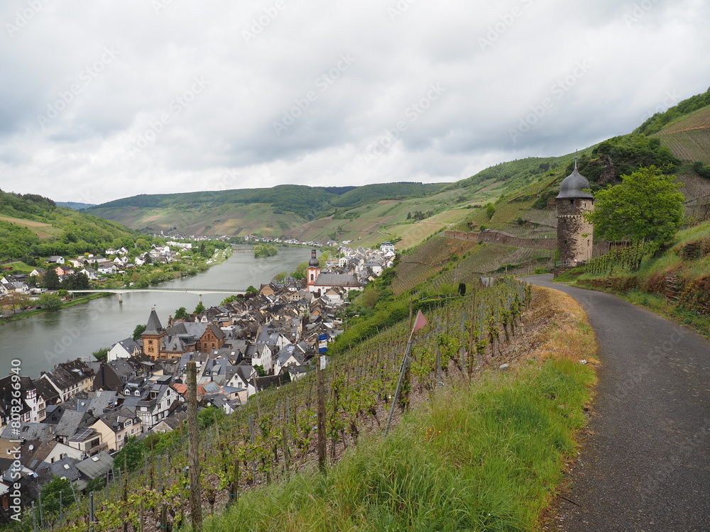 Zell an der Mosel mit Pulverturm, Friedhof und Stadtübersicht